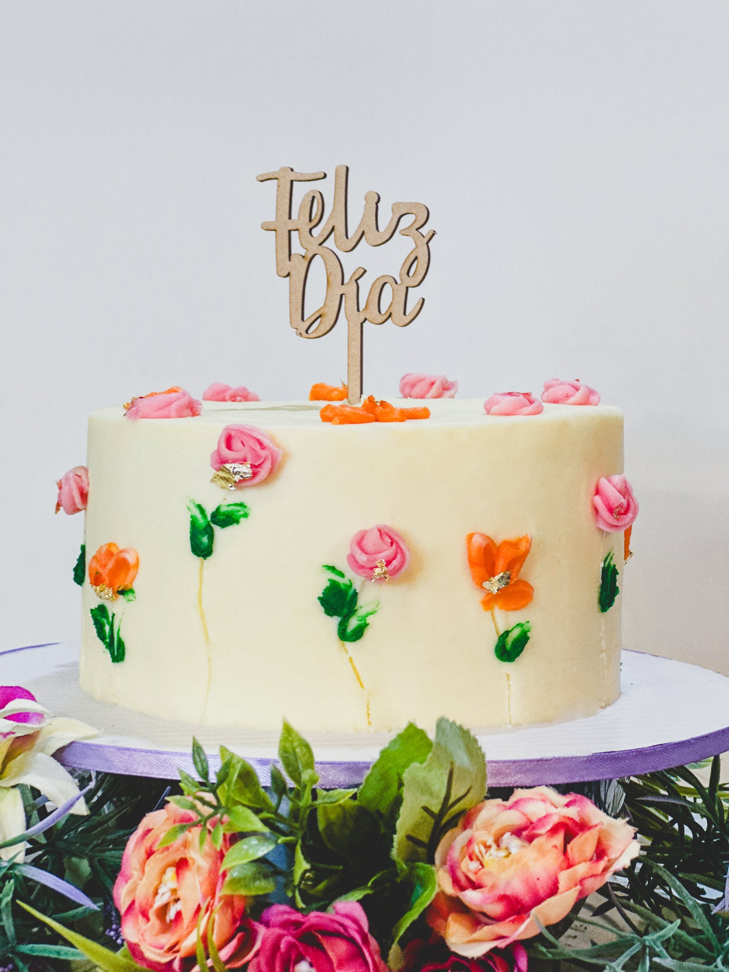 Pastel con flores de colores