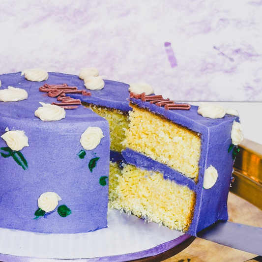 Pastel morado con flores blancas